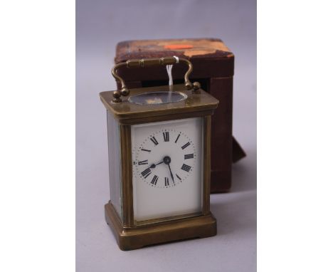 A LATE 19TH/EARLY 20TH CENTURY BRASS CASED CARRIAGE CLOCK, in original carry case (worn), enamel dial, Roman numerals, with k