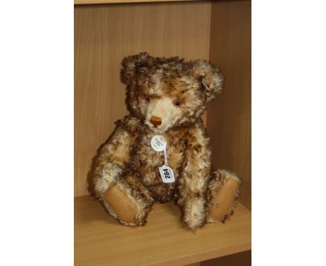 A STEIFF 1926 REPLICA COLLECTORS BEAR, Limited Edition No.4031 of 5000, with drawstring carry bag, No.407246