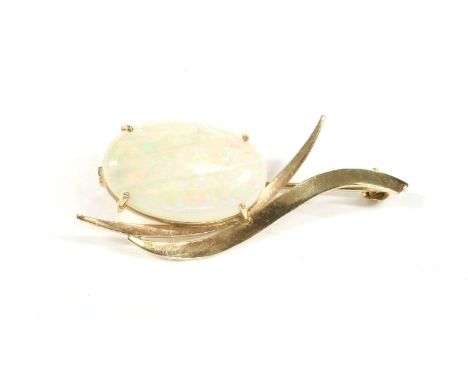 A gold single stone cabochon opal spray brooch, 3.11g