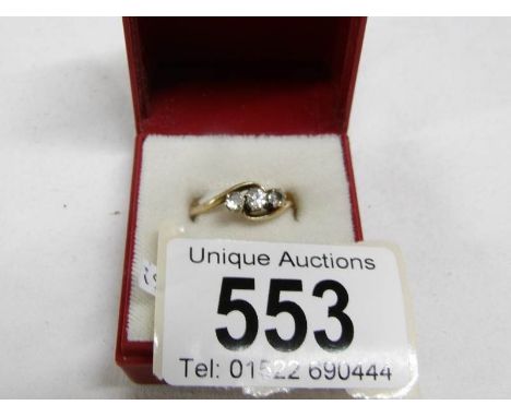 An 18ct yellow gold 3 stone crossover diamond ring, size M