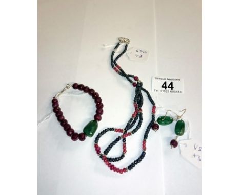 A Jade and garnet necklace, bracelet and earrings