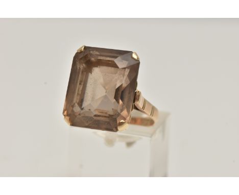 A YELLOW METAL SMOKY QUARTZ DRESS RING, rectangular cut smoky quartz, measuring approximately length 17.4mm x width 14.4mm x 