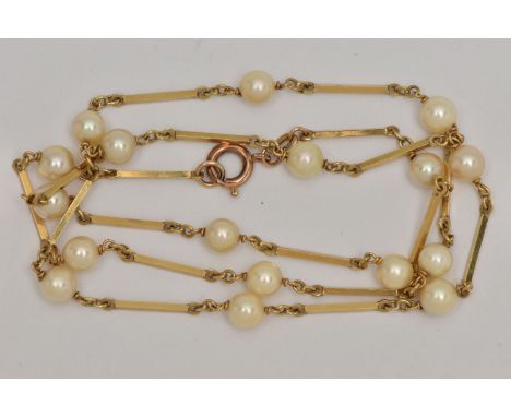 A 9CT GOLD CULTURED PEARL NECKLACE, designed with alternating cultured cream pearls, each measuring approximately 5.1mm, and 