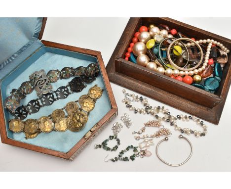 AN ASSORTMENT OF JEWELLERY ITEMS, to include a silver torque bangle, hallmarked Birmingham, approximate gross weight 17.0 gra
