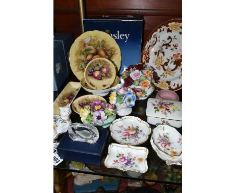 A GROUP OF AYNSLEY 'ORCHARD GOLD' DESIGN AND ROYAL CROWN DERBY 'DERBY POSIES' GIFTWARE, comprising a boxed Aynsley 'Orchard G