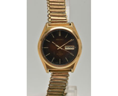 A GENTS 'SEIKO' WRISTWATCH, quartz movement, round brown dial signed 'Seiko SQ quartz 4004', baton markers, day/date window a