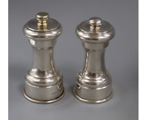 A pair of modern silver mounted salt and pepper mills, Langfords Silver Galleries, London, 1997, 95mm.
