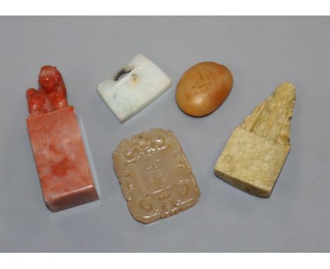 A Chinese soapstone, jade and agate carvings (5)
