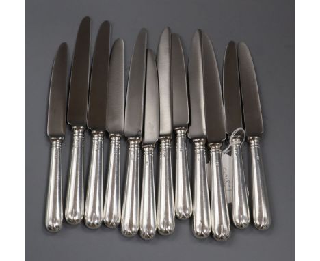 A set of twelve modern silver handled Hanovarian pattern table knives, A. Haviland-Nye, Sheffield, 1973.