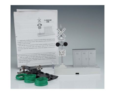 This Lionel Mainline Die-Cast Mast Signal accessory, model 6-22940, brings an added level of realism to any O gauge train lay