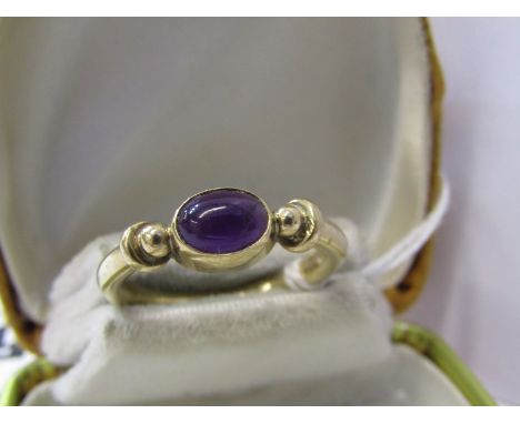 9ct YELLOW GOLD CABOCHON CUT AMETHYST RING, size N/O 