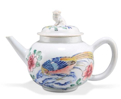 A CHINESE PORCELAIN TEAPOT, 18TH CENTURY A CHINESE PORCELAIN TEAPOT, 18TH CENTURY, the domed cover with blanc glazed shishi k