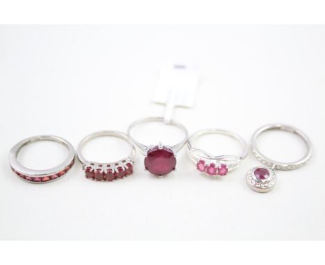 A collection of silver garnet and ruby rings (13g) 