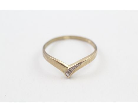 9ct gold diamond chevron ring (0.9g) 