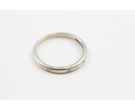 9ct white gold swiss set diamond three stone band ring (1.7g) 