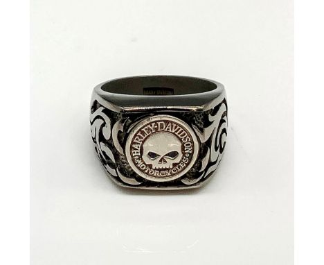 Chunky band with skull emblem and carved flames on either side. Titanium and 925 stamped inside band. Size 11.75. Condition: 