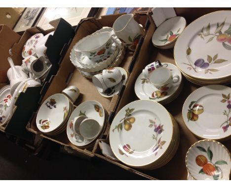 THREE BOXES OF WORCESTER EVESHAM POTTERY    T4