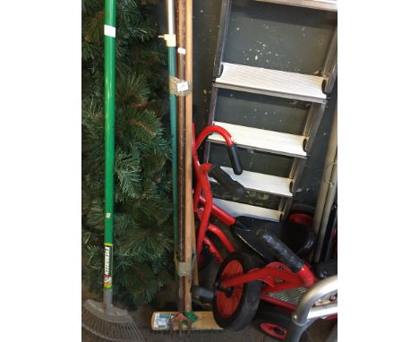 A BUNDLE OF GARDEN TOOLS
