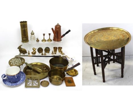 Mixed metalware to include a brass bowl, tray and saucepan with handle, a copper kettle, a trench art shell case in the form 