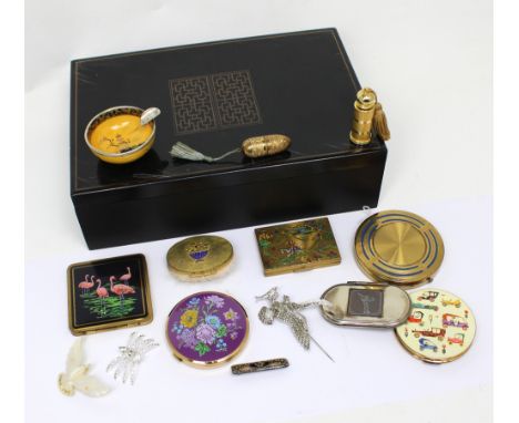 A group of Art Deco style compacts and brooches, a Carlton Ware style ceramic ashtray with gilt and painted chinoiserie decor