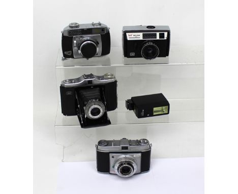Four vintage cameras to include a Zeiss Ikon example, a Halina 306, a Baldar and a Retinette camera and flash (5).
