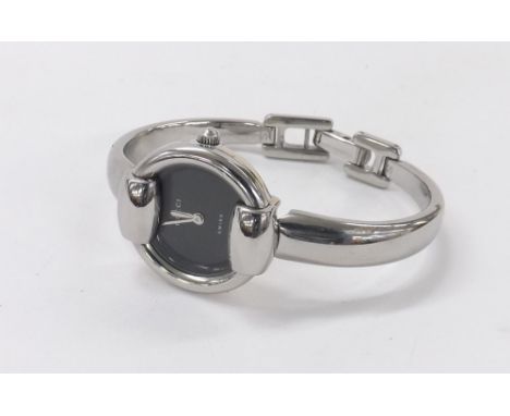Gucci 1400L stainless steel lady's bangle watch, no. 0191255, black dial, stainless steel bangle with folding clasp, quartz, 