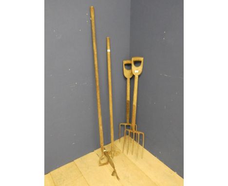 Qty of garden tools