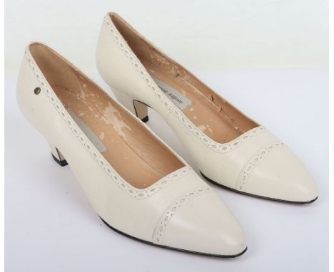 Etienne Aigner Berige leather heels - UK Size 7/EU40
Step out in style with these luxurious Etienne Aigner Berige leather hee