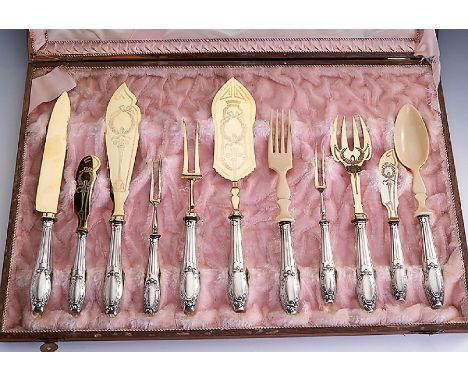 11-teiliges Vorlegebesteck,   800er Silber Österreich-Ungarn, Prag um 1880-90, best. aus:1 Salatbesteck aus Bein, 2 kl. und 1