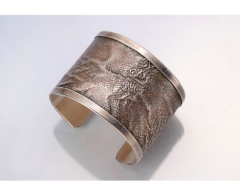 Armreif, Italien um 1960,   925er Silber, abstrakte Gestaltung, B. ca. 4 cm, D. ca 5.3 cm, ca. 66.7 g, Hersteller ungedeutetB