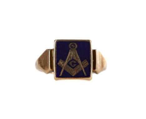 BLUE HARDSTONE MASONIC RING, the square blue hardstone with inlaid masonic square and compass emblem, in nine carat gold, siz