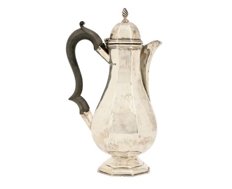 A George V octagonal silver lidded jug, 25cm h, by Nathan &amp; Hayes, Chester 1912, 14ozs Minor dent and light wear, handle 