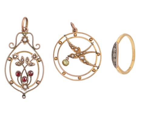 A diamond ring, early 20th c, with old cut diamonds, in gold marked 18ct, 2.4g, size P and two Edwardian gem set openwork pen
