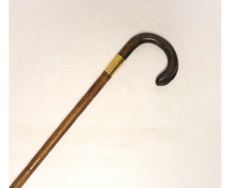 A gold banded walking stick with horn handle, 92cm