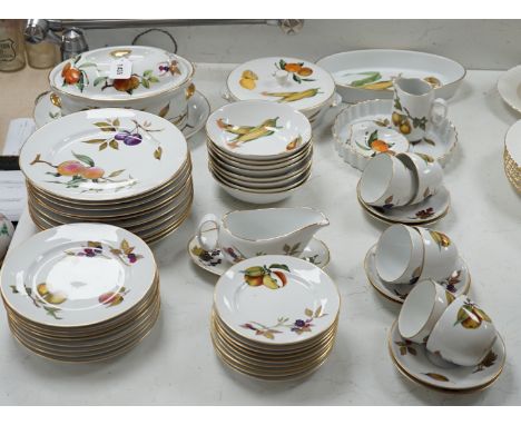 A Worcester ‘Evesham’ dinner and tea service