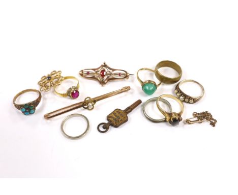 Sundry jewellery including a 22ct gold and synthetic ruby set ring, a 585 ring with cabochon stone, two 9ct gold brooches, et