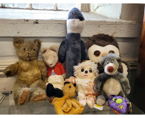 Eight soft toys including a Teddy Bear 45cm, and a Sooty glove puppet 21cm. (8)
