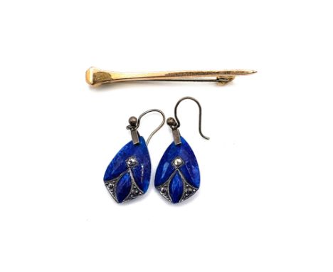 A 9ct yellow gold tie pin 1.4gms and a pair of blue glass earrings in the shape of a tear drop. (2)