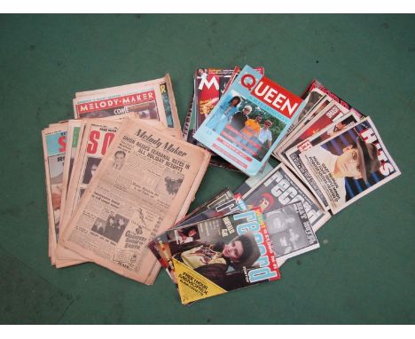 A box of assorted music papers and magazines including Record Mirror, Smash Hits, Sounds, Mojo, Queen book etc