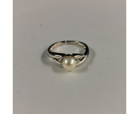 9CT WHITE GOLD DIAMOND &amp; PEARL RING