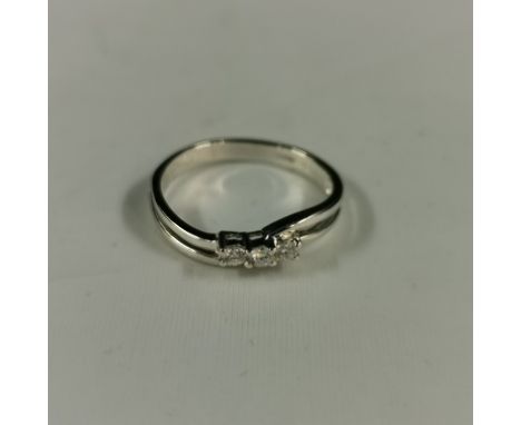 9CT WHITE GOLD &amp; DIAMOND RING