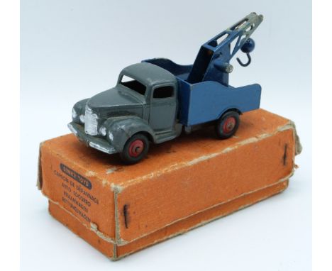 Dinky Toys diecast model Breakdown Lorry with grey body, blue cab and crane and red hubs, 25x, in original box.&nbsp;