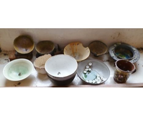 A SMALL COLLECTION OF STUDIO POTTERY CERAMIC WARES including; a cream glazed bowl with gilded dribble edge 