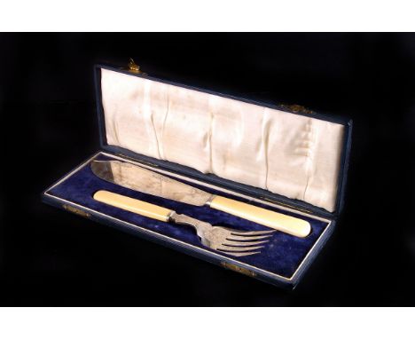 A set of silver fish servers by William Hutton & Sons,  Sheffield 1926, with ivory handles, in a fitted case