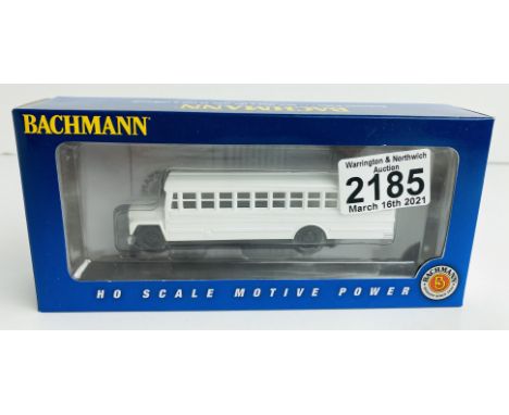 Bachmann 46215 HO Motorised bus with High Railers (Plain White)  with Instructions, Boxed NEW EX SHOP STOCK  - P&amp;P Group 