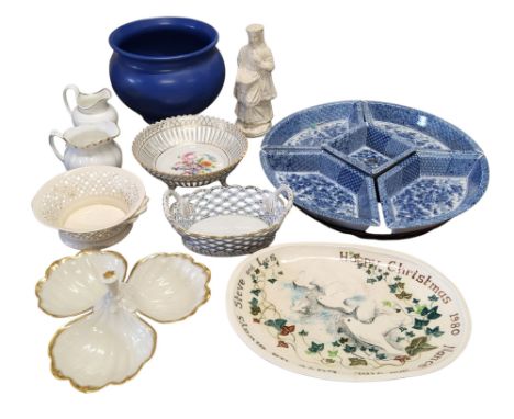 A Dresden pierced dish, printed and painted with flowers, 19.5cm diam, printed mark;&nbsp; &nbsp;a Chinese blue and white hor
