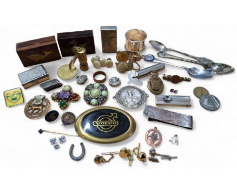 Boxes and objects - a On War Service 1915 brass lapel badge (women's?), stamped J A Wylie &amp; Co. London, 5122 to reverse; 
