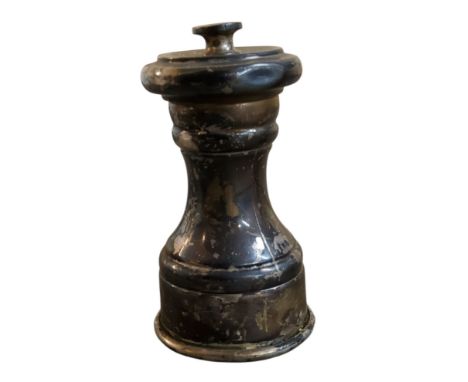 A silver pepper mill or grinder, 8.5cm high, London c.1920