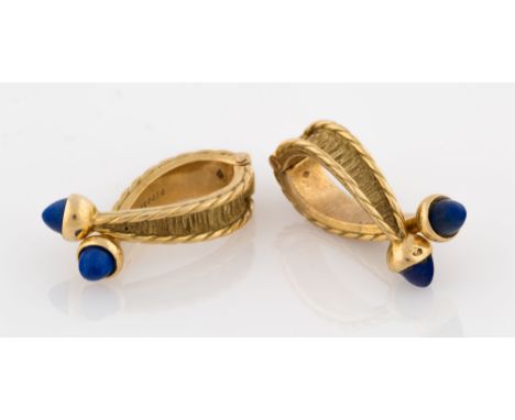 A PAIR OF GOLD AND LAPIS LAZULI CUFFLINKS, FRANCE, 20TH CENTURY forming a loop when closed, the segmented post hinged in the 