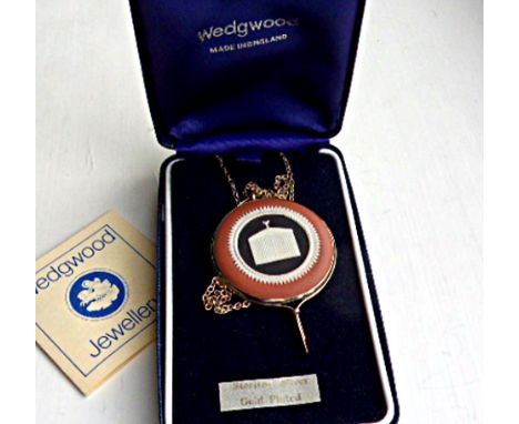 Rolls-Royce Wedgwood a gold plated silver pendant with a 3 colour Wedgwood centre 36 mm,This in the form of the Rolls-Royce r
